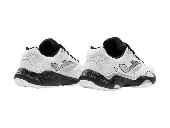Tenis deportivos Joma color blanco con detalles y suela en color negro para hombre.
