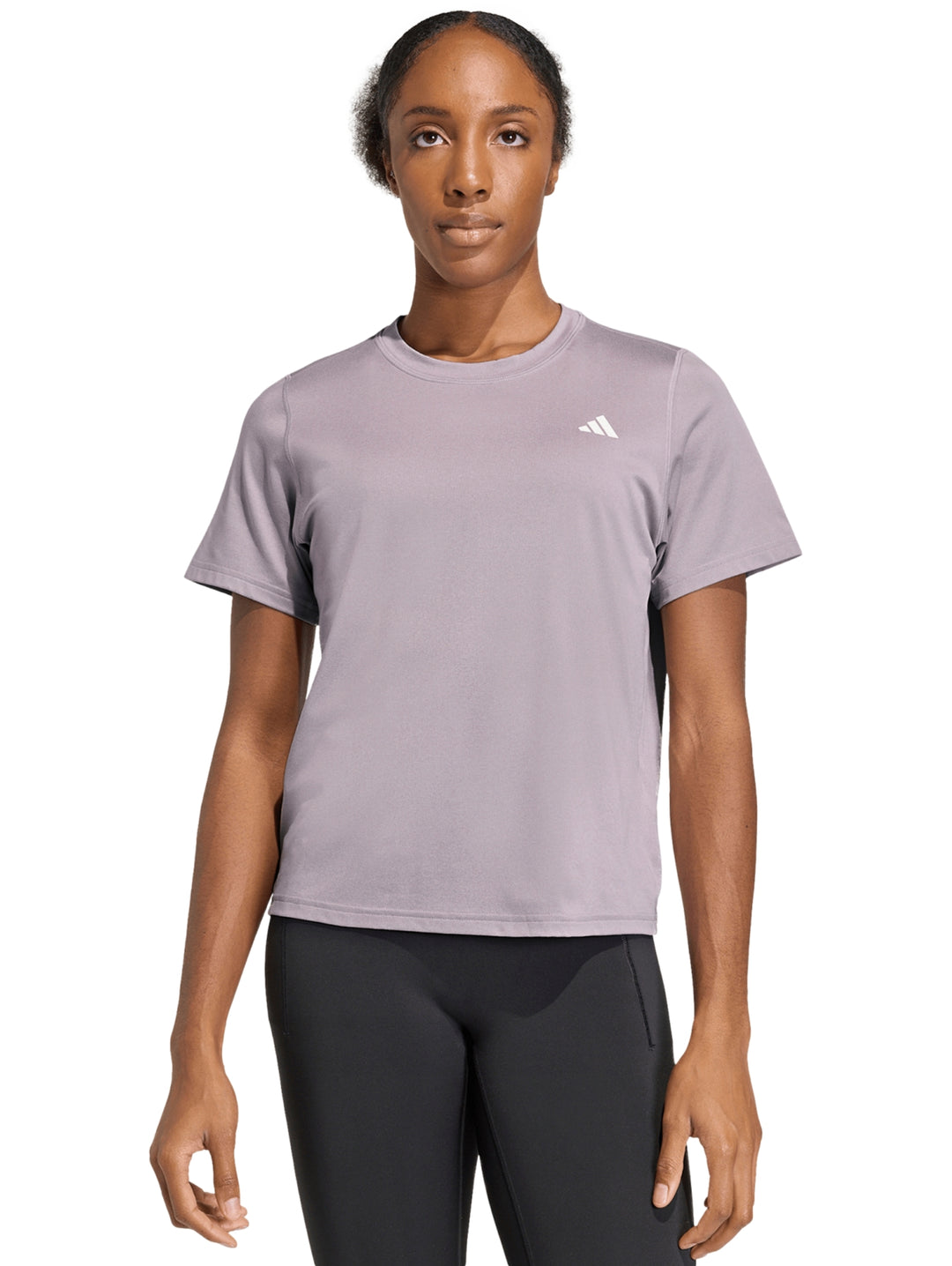 Mujer vistiendo una playera deportiva Adidas de color lila con logo blanco en el pecho.
