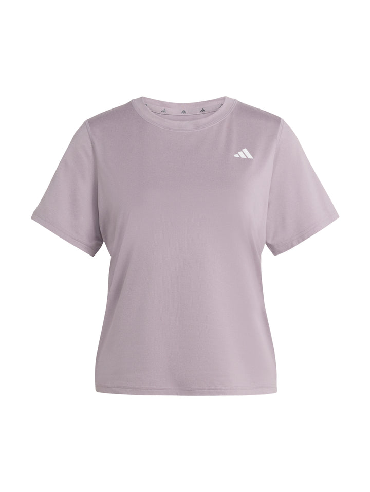 Mujer vistiendo una playera deportiva Adidas de color lila con logo blanco en el pecho.