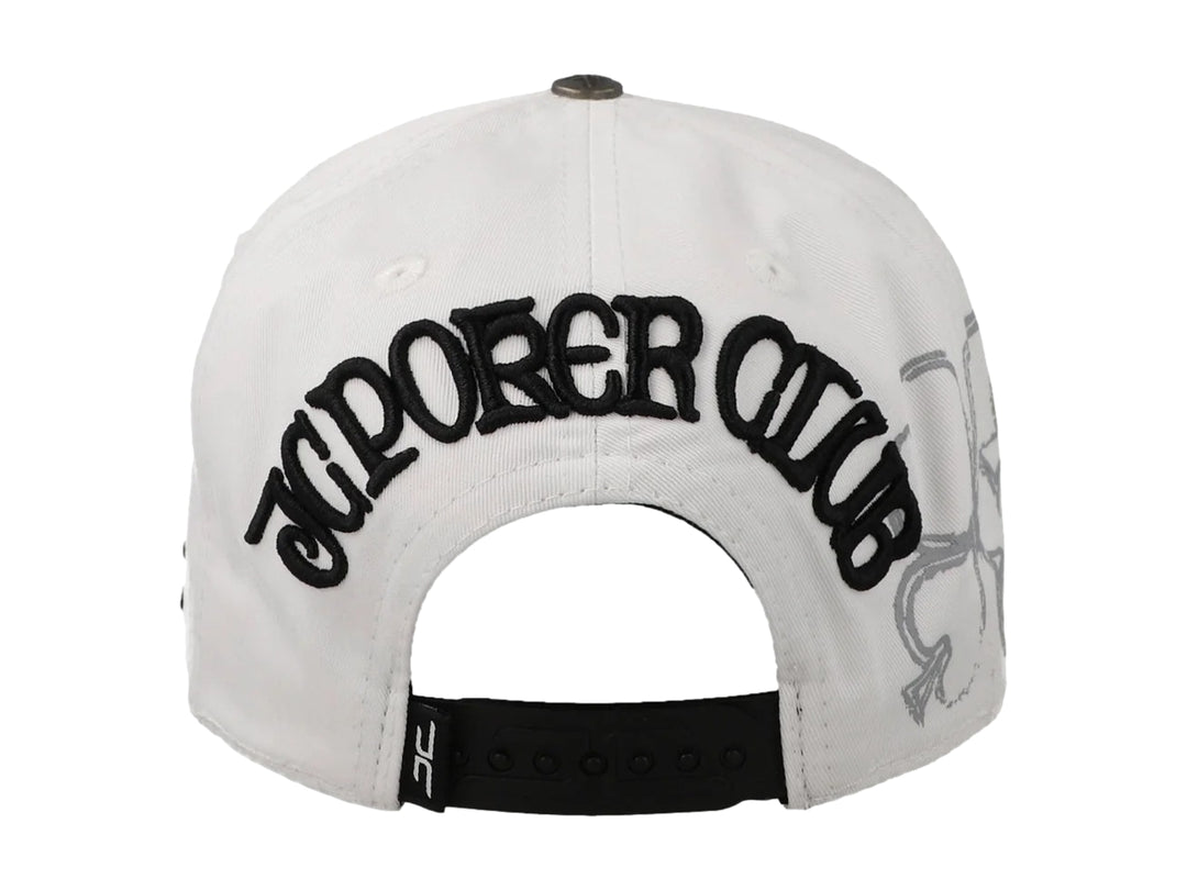 Gorra JC Hats blanca con visera negra y parche frontal con diseño de cartas de poker.