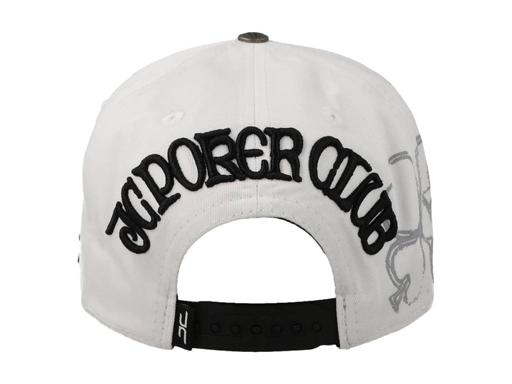 Gorra JC Hats blanca con visera negra y parche frontal con diseño de cartas de poker.