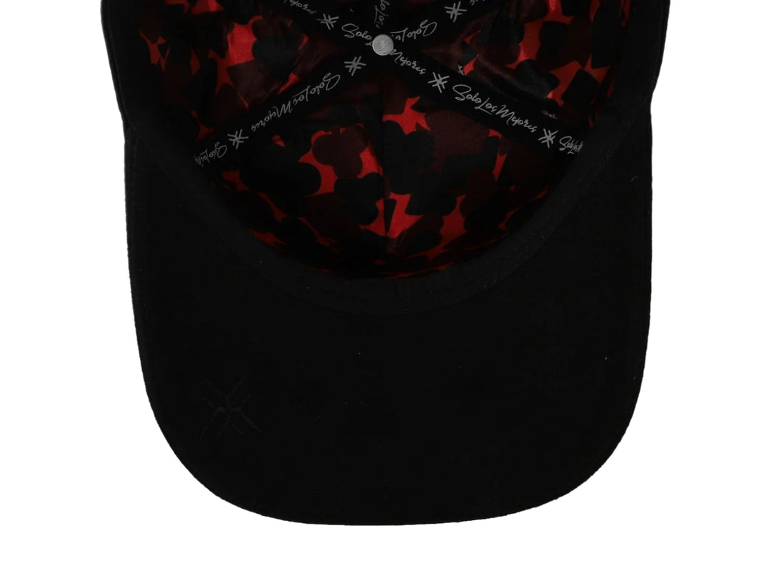 Gorra JC Hats blanca con visera negra y parche frontal con diseño de cartas de poker.