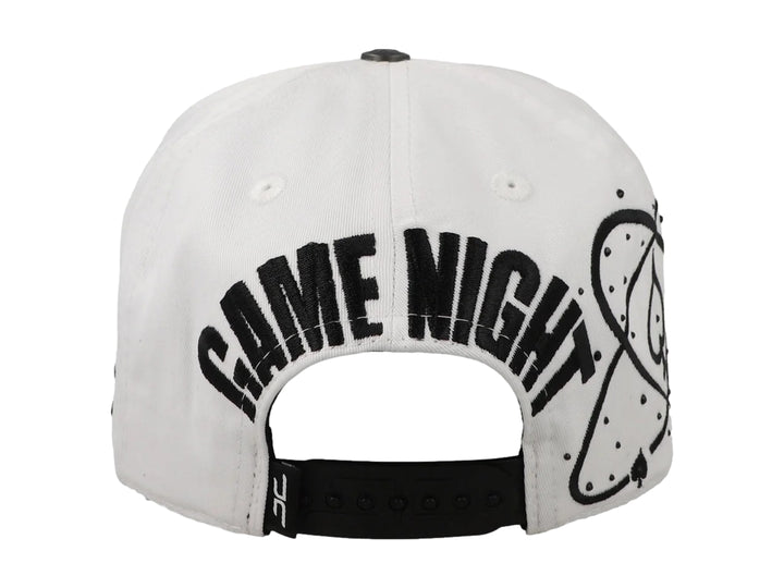 Gorra blanca con visera negra y diseño bordado de as de picas en la parte frontal.