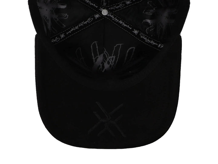 Gorra blanca con visera negra y diseño bordado de as de picas en la parte frontal.