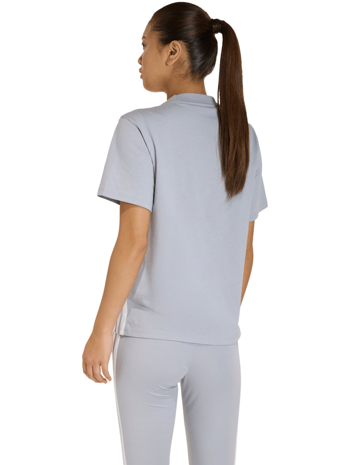 Camiseta deportiva Adidas de color gris claro con tres franjas blancas laterales.
