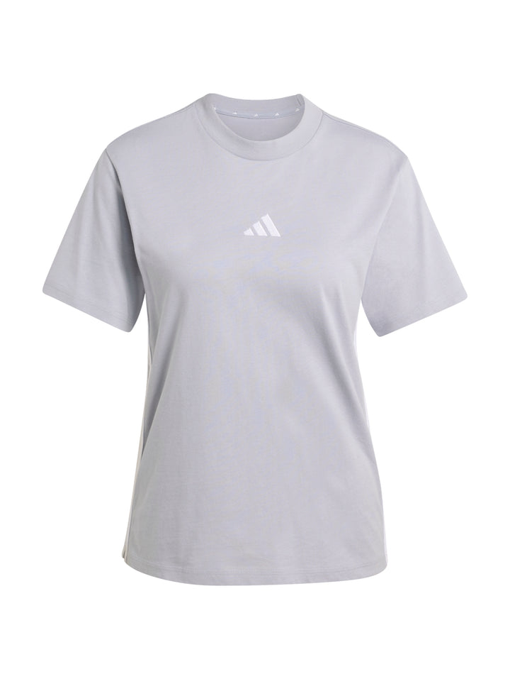 Camiseta deportiva Adidas de color gris claro con tres franjas blancas laterales.