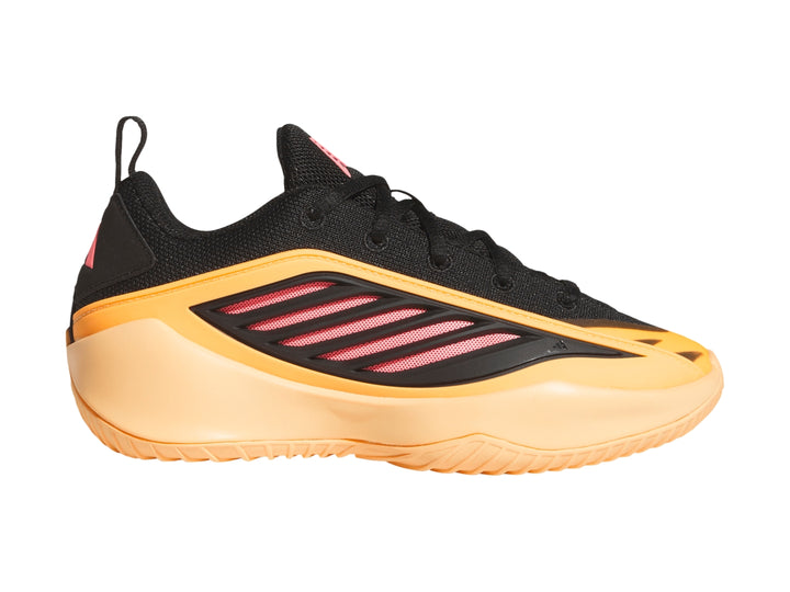 Tenis de baloncesto Adidas en colores negro, naranja y rojo con suela gruesa.