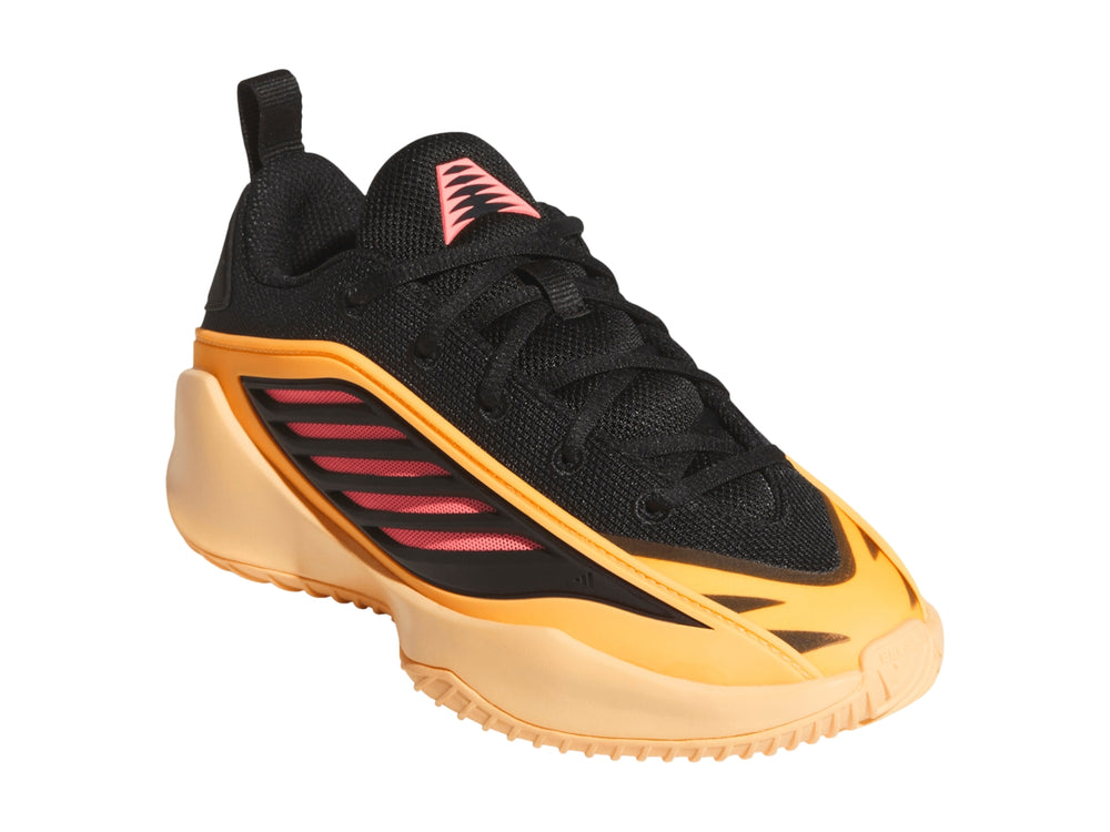 Tenis de baloncesto Adidas en colores negro, naranja y rojo con suela gruesa.