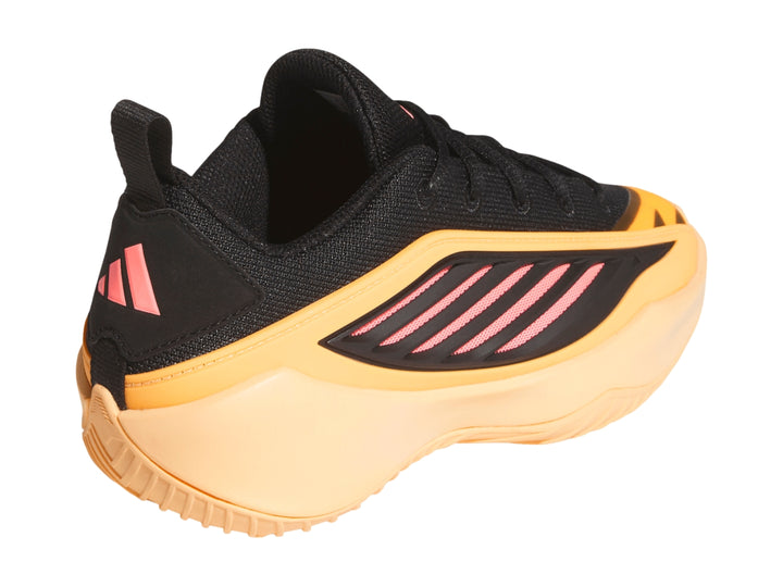 Tenis de baloncesto Adidas en colores negro, naranja y rojo con suela gruesa.