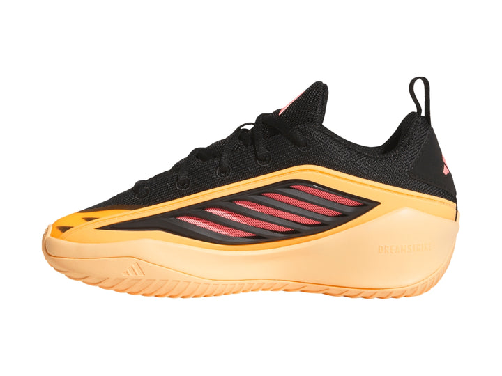 Tenis de baloncesto Adidas en colores negro, naranja y rojo con suela gruesa.