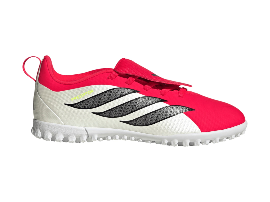 Zapato de fútbol Adidas Predator en colores rojo y blanco con tres franjas negras laterales.