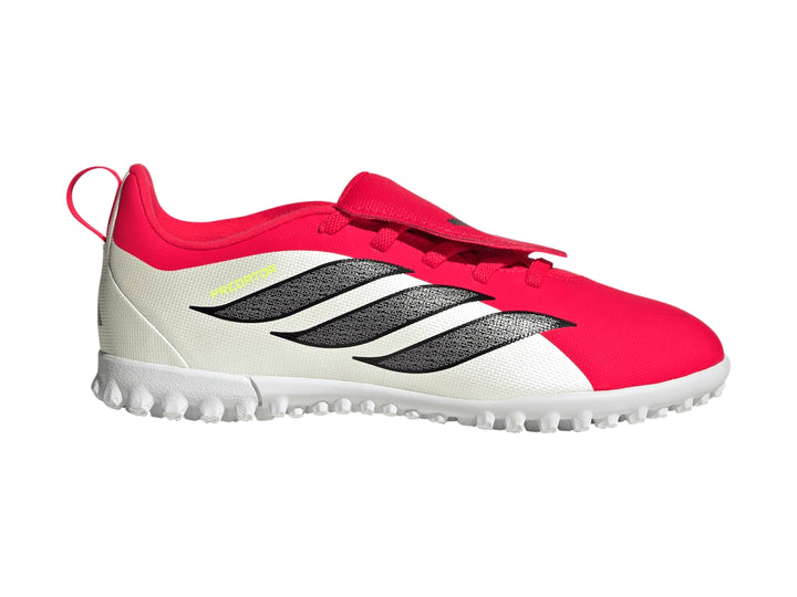 Zapato de fútbol Adidas Predator en colores rojo y blanco con tres franjas negras laterales.