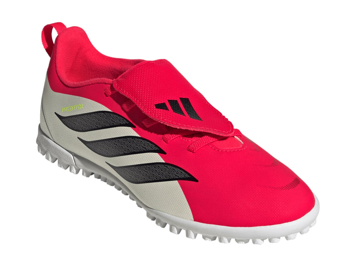 Zapato de fútbol Adidas Predator en colores rojo y blanco con tres franjas negras laterales.