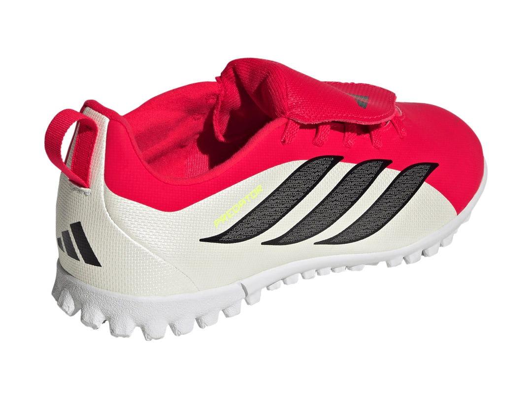 Zapato de fútbol Adidas Predator en colores rojo y blanco con tres franjas negras laterales.