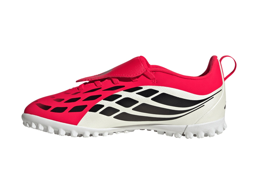 Zapato de fútbol Adidas Predator en colores rojo y blanco con tres franjas negras laterales.