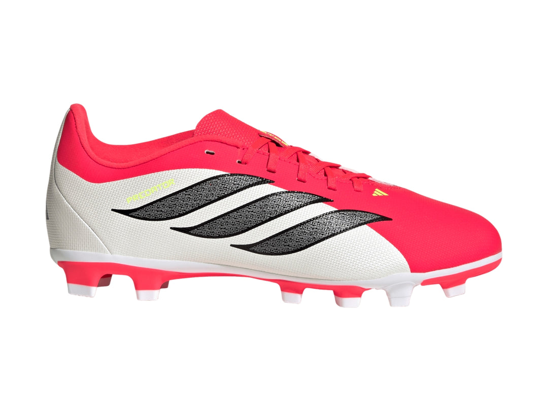 Zapato de fútbol Adidas Predator en colores rojo y blanco con tres franjas negras laterales.