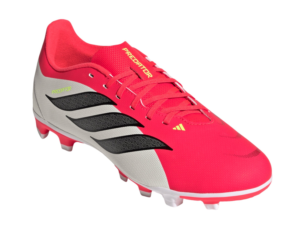 Zapato de fútbol Adidas Predator en colores rojo y blanco con tres franjas negras laterales.