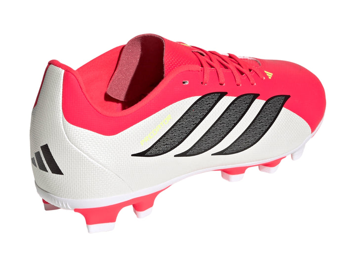 Zapato de fútbol Adidas Predator en colores rojo y blanco con tres franjas negras laterales.