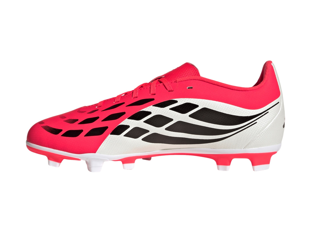Zapato de fútbol Adidas Predator en colores rojo y blanco con tres franjas negras laterales.