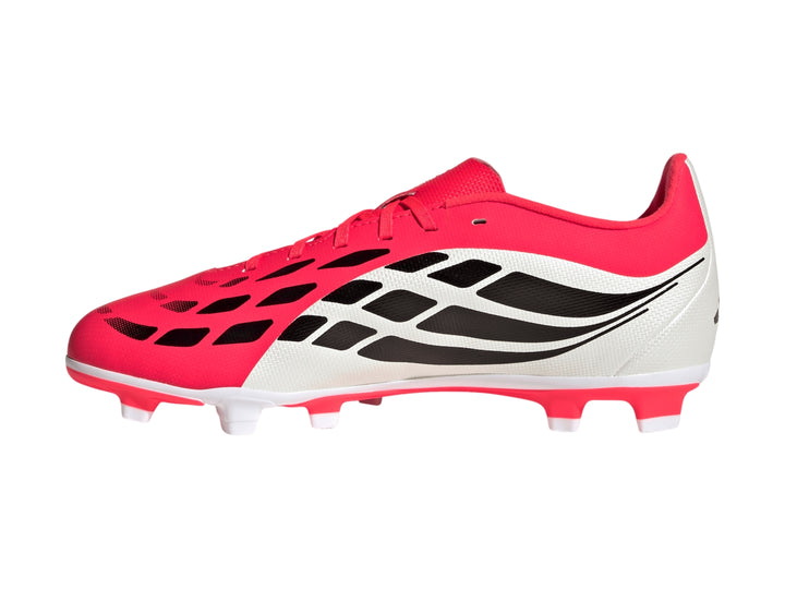 Zapato de fútbol Adidas Predator en colores rojo y blanco con tres franjas negras laterales.