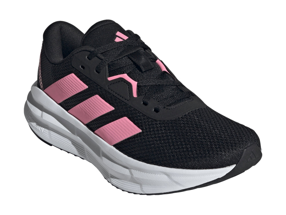 Tenis deportivos Adidas color negro con franjas rosas y suela blanca.