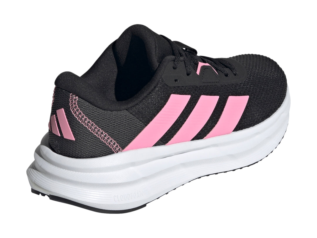 Tenis deportivos Adidas color negro con franjas rosas y suela blanca.