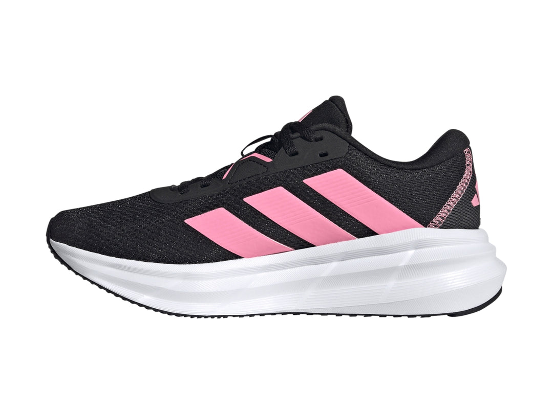 Tenis deportivos Adidas color negro con franjas rosas y suela blanca.