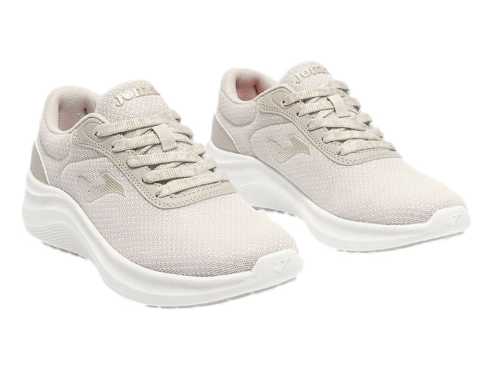 Tenis deportivos Joma para mujer en color beige con suela blanca y malla transpirable.