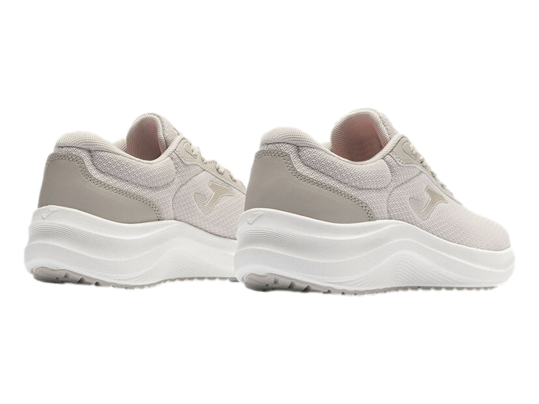 Tenis deportivos Joma para mujer en color beige con suela blanca y malla transpirable.