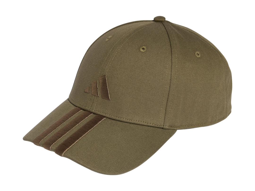 Gorra Adidas de color verde oliva con tres rayas en la visera y logo frontal.