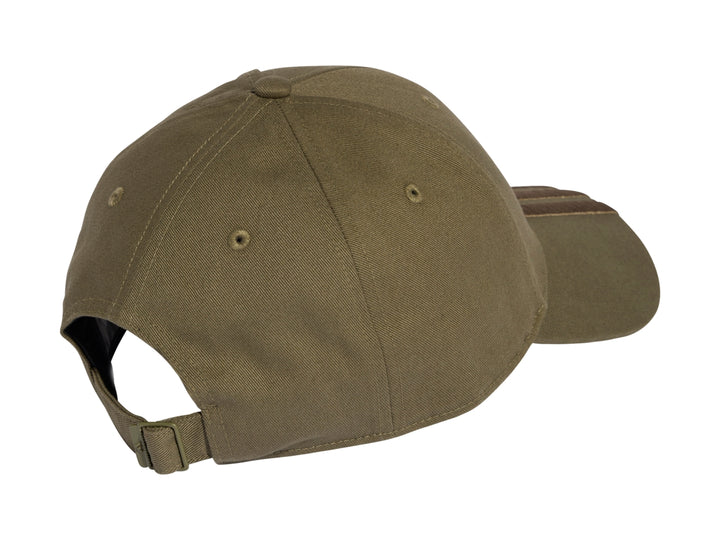 Gorra Adidas de color verde oliva con tres rayas en la visera y logo frontal.