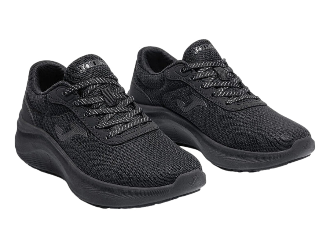 Tenis deportivos Joma color negro con malla transpirable y suela gruesa.