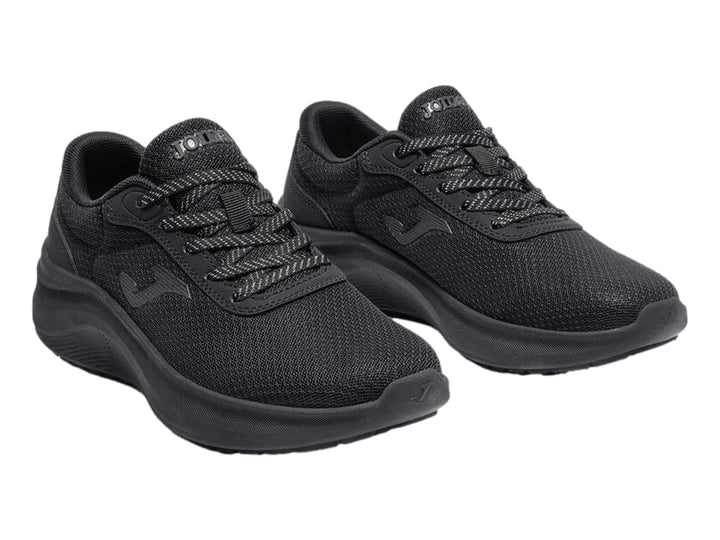 Tenis deportivos Joma color negro con malla transpirable y suela gruesa.