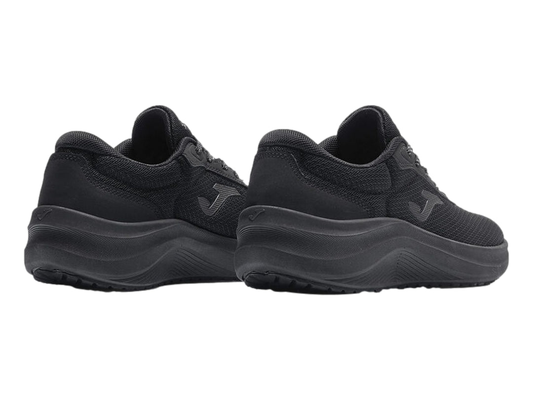Tenis deportivos Joma color negro con malla transpirable y suela gruesa.
