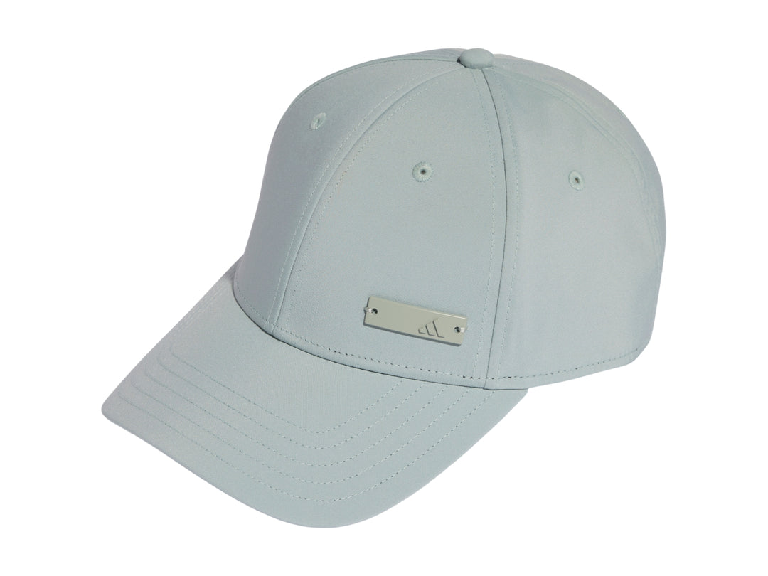 Gorra de béisbol Adidas en color azul claro con placa metálica frontal.