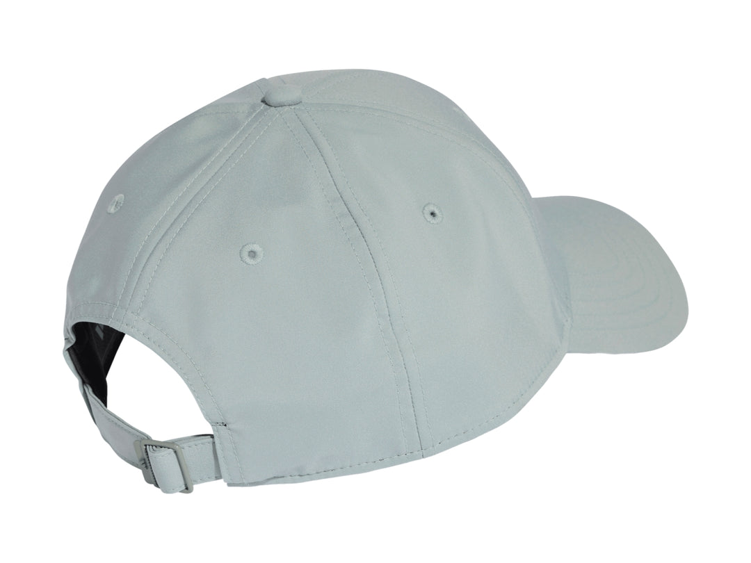 Gorra de béisbol Adidas en color azul claro con placa metálica frontal.
