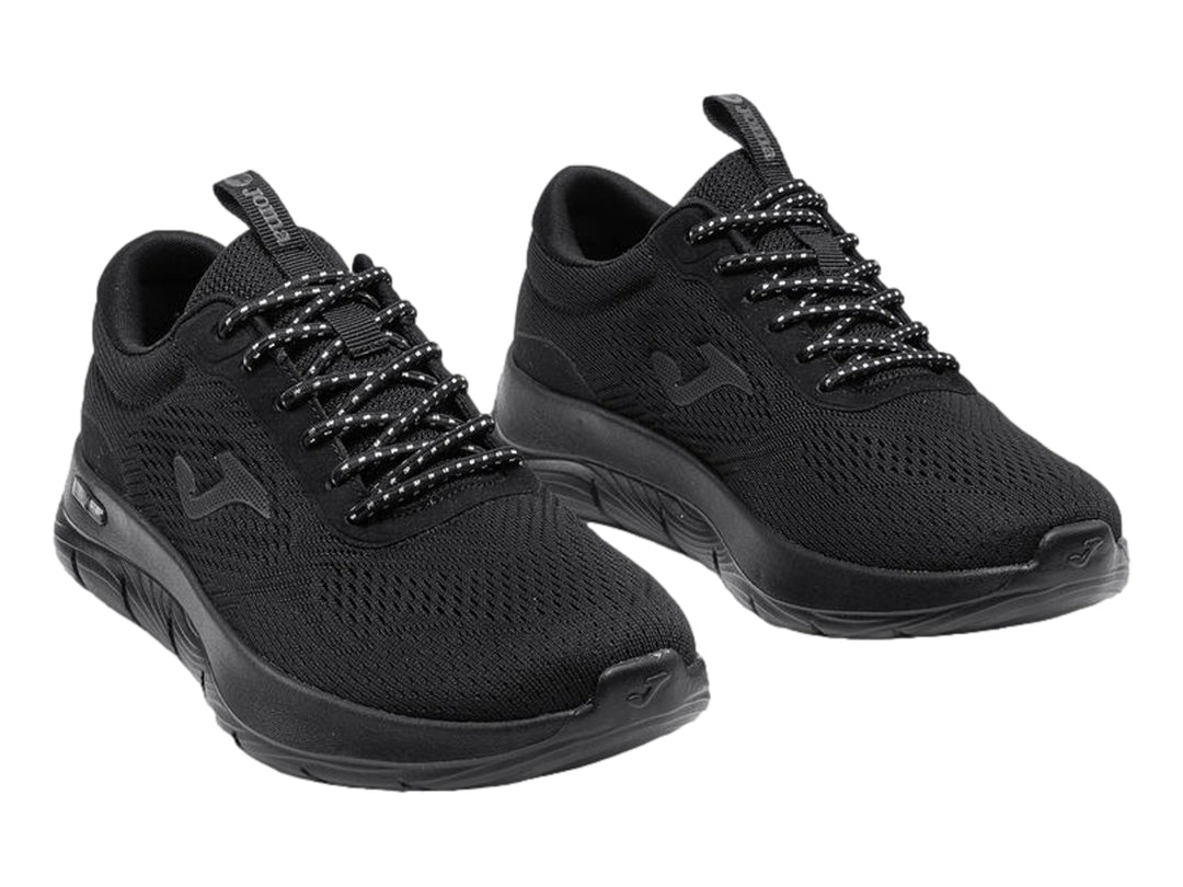 Tenis deportivos Joma color negro con tejido de malla y suela negra.