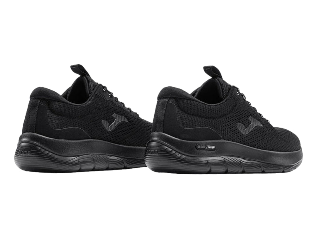 Tenis deportivos Joma color negro con tejido de malla y suela negra.