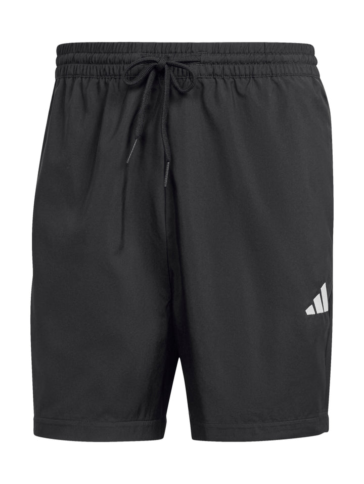 Hombre vistiendo shorts deportivos negros de la marca Adidas con logo blanco en la pierna.