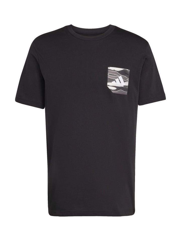 Hombre vistiendo una camiseta deportiva Adidas de color negro con un detalle gráfico en el pecho.