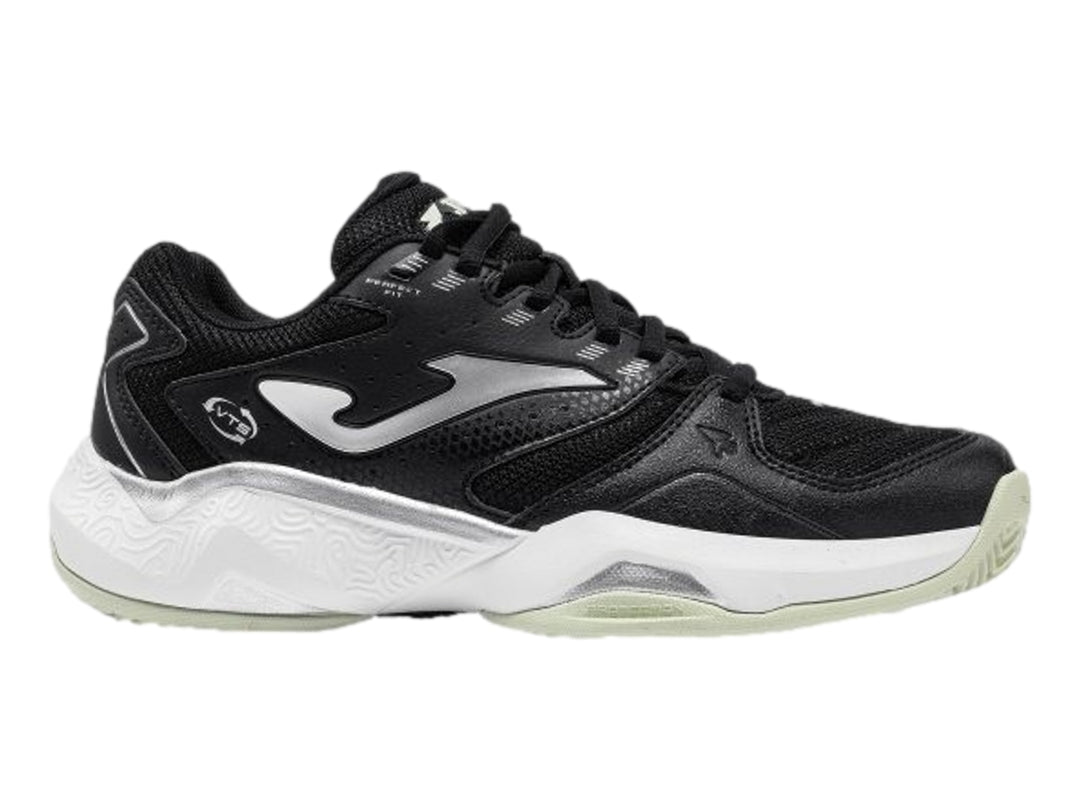 Tenis deportivos Joma color negro con suela blanca y detalles plateados.