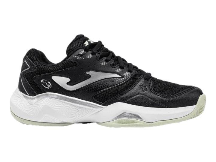 Tenis deportivos Joma color negro con suela blanca y detalles plateados.