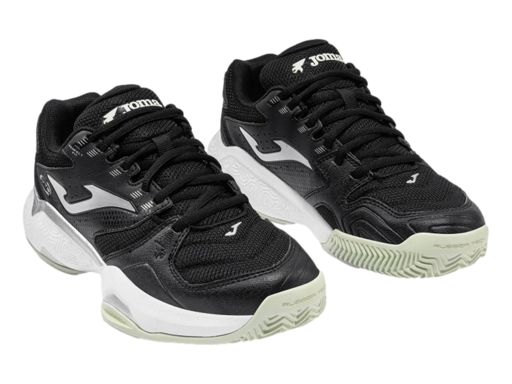Tenis deportivos Joma color negro con suela blanca y detalles plateados.