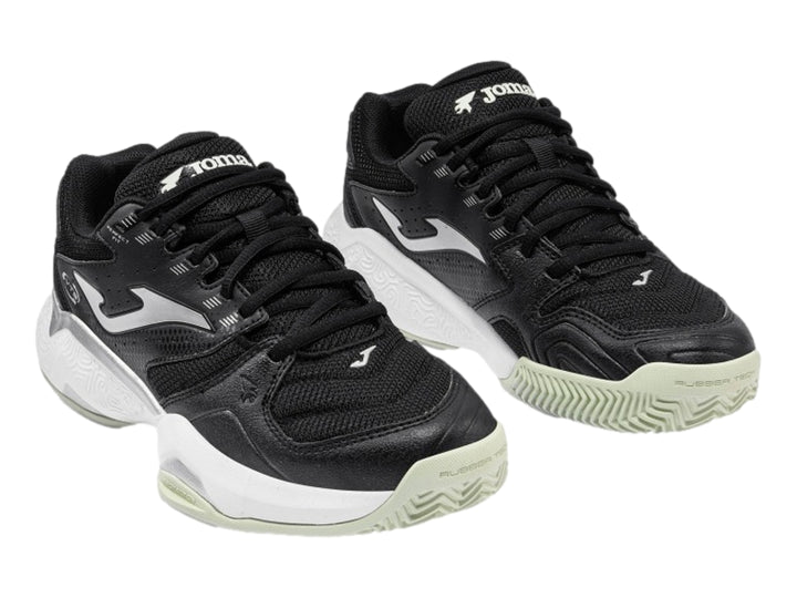 Tenis deportivos Joma color negro con suela blanca y detalles plateados.
