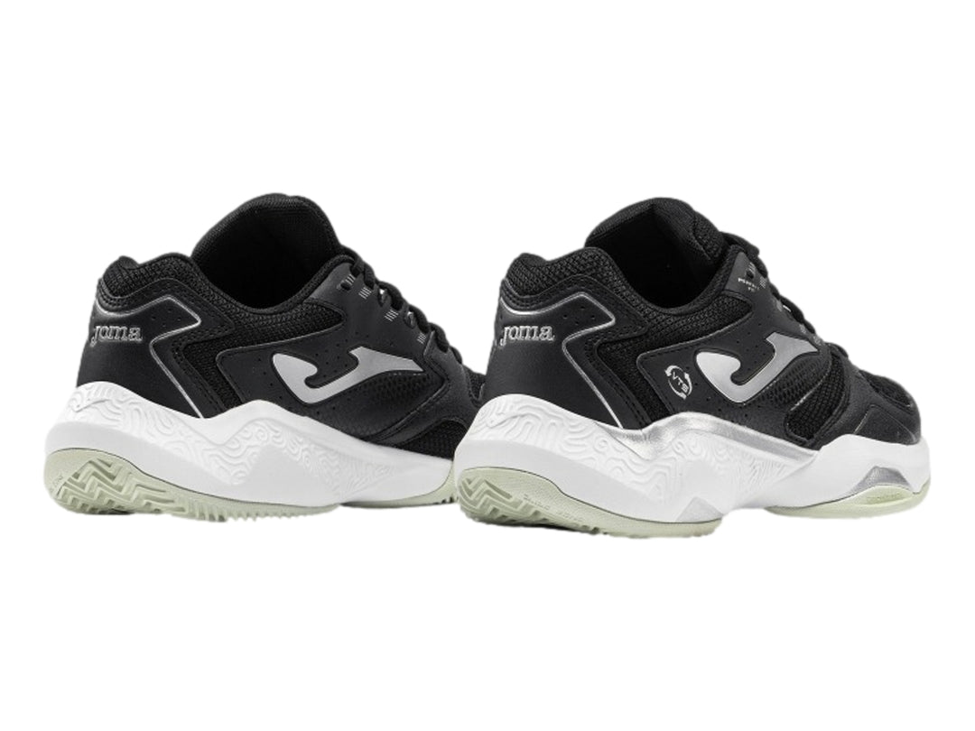 Tenis deportivos Joma color negro con suela blanca y detalles plateados.