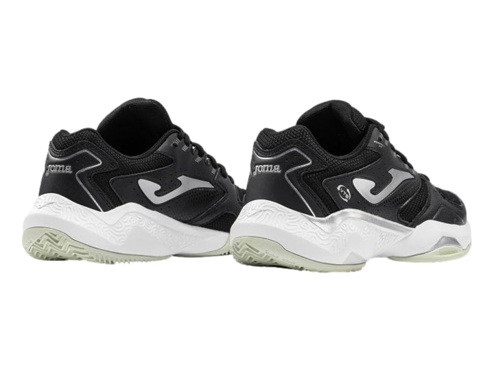 Tenis deportivos Joma color negro con suela blanca y detalles plateados.