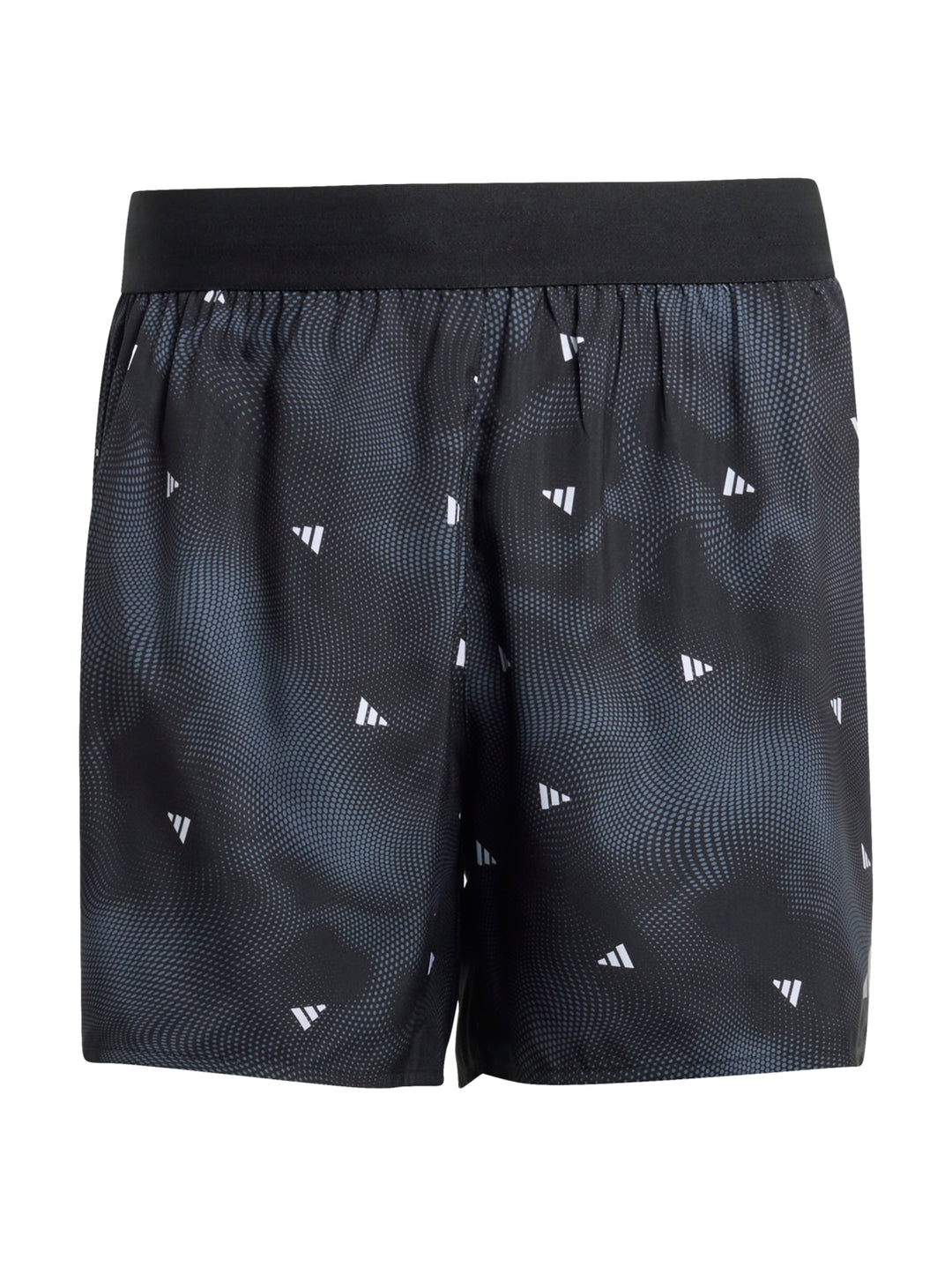Hombre vistiendo shorts deportivos Adidas color negro con detalles blancos y estampado sutil.