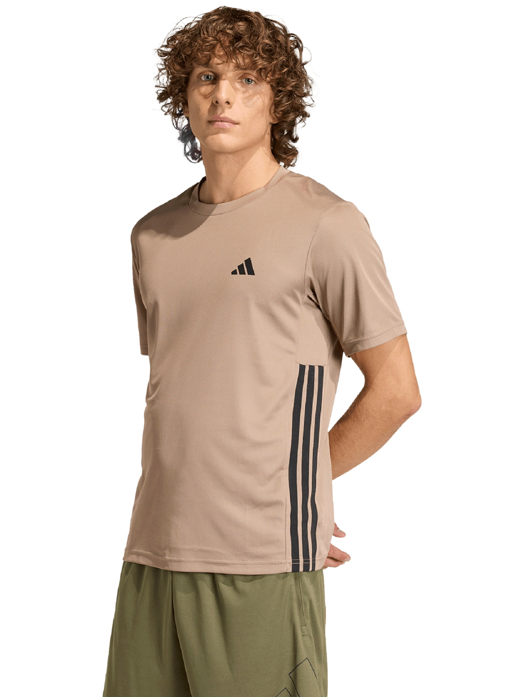 Camiseta deportiva Adidas color marrón con tres franjas negras en los costados y logo en el pecho