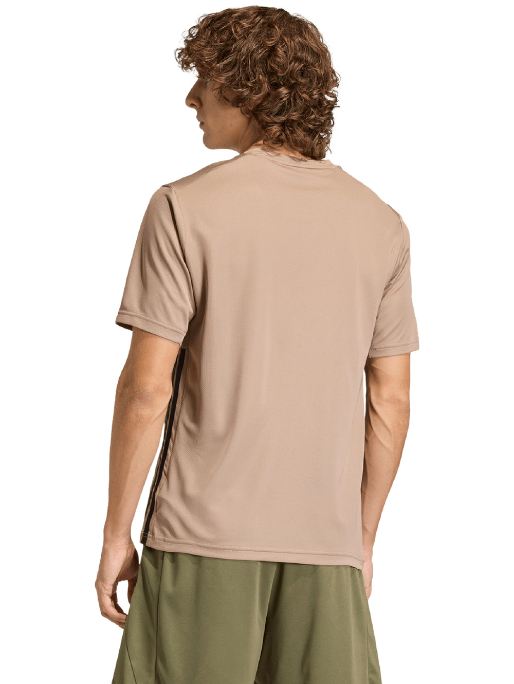 Camiseta deportiva Adidas color marrón con tres franjas negras en los costados y logo en el pecho