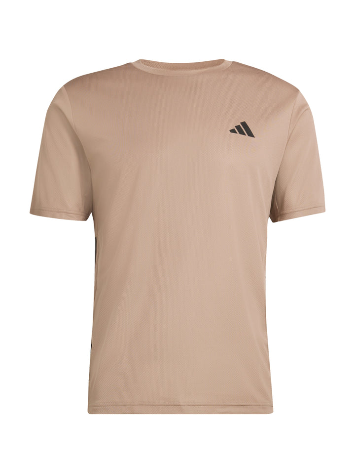Camiseta deportiva Adidas color marrón con tres franjas negras en los costados y logo en el pecho